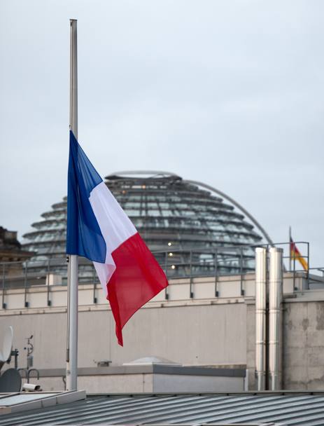 La bandiera a mezz&#39;asta sull&#39;ambasciata francese a Berlino: sullo sfondo il Reichstag. Afp